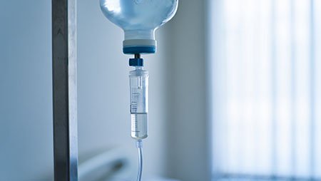 Крупный план капельницы в больничной палате